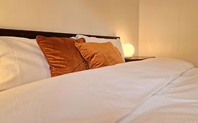 Millmead Apartment In Central Guildford With Parking